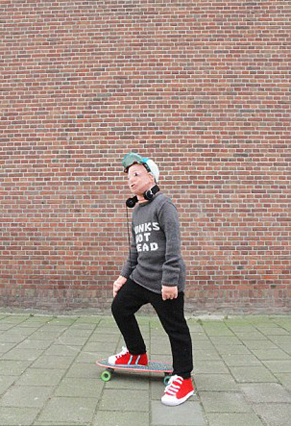 荷兰母亲毛线织假儿子 男子约会玩手机被分手