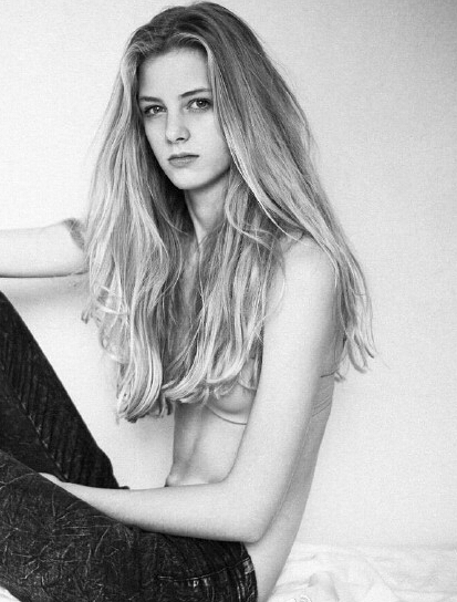  嫩模双腿逆天成精 (组图) 网友:索腿天后、无限