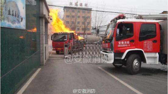 货车起火开进消防(组图)刷新消防队出警记录 司