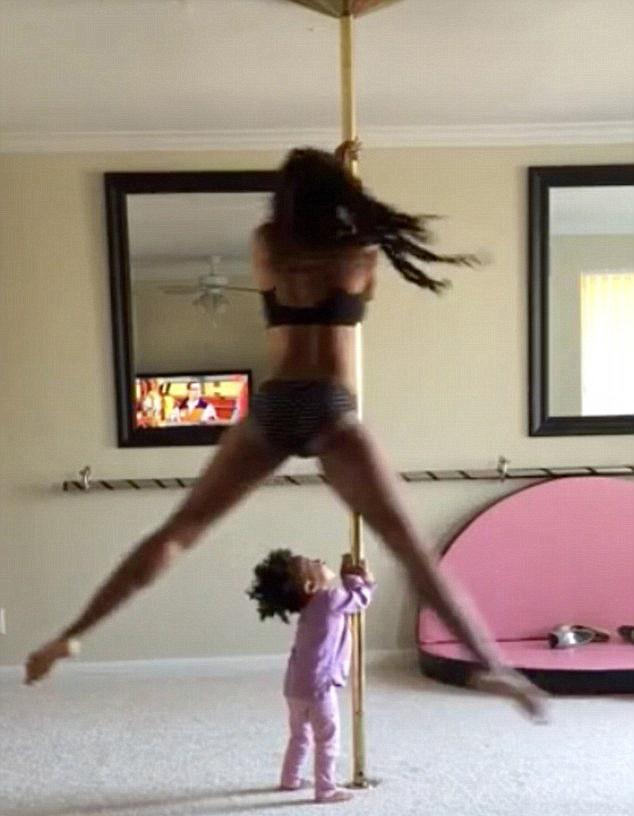  女子跳钢管舞哺乳 (图)谁是中国钢管舞第一美女