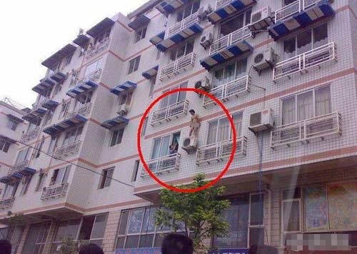  法官被曝上班通奸 (组图)监控直播激情三小时 盘