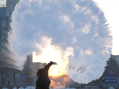  寒潮黄色预警发布  看魔术:泼水成冰(图)▏寒潮