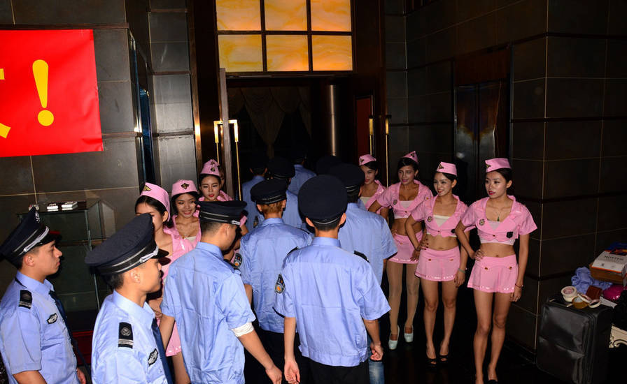  山寨空姐被带走 (组图)支持东莞扫黄、致敬深圳