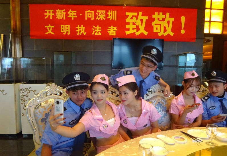 山寨空姐被带走(组图)支持东莞扫黄、致敬深圳