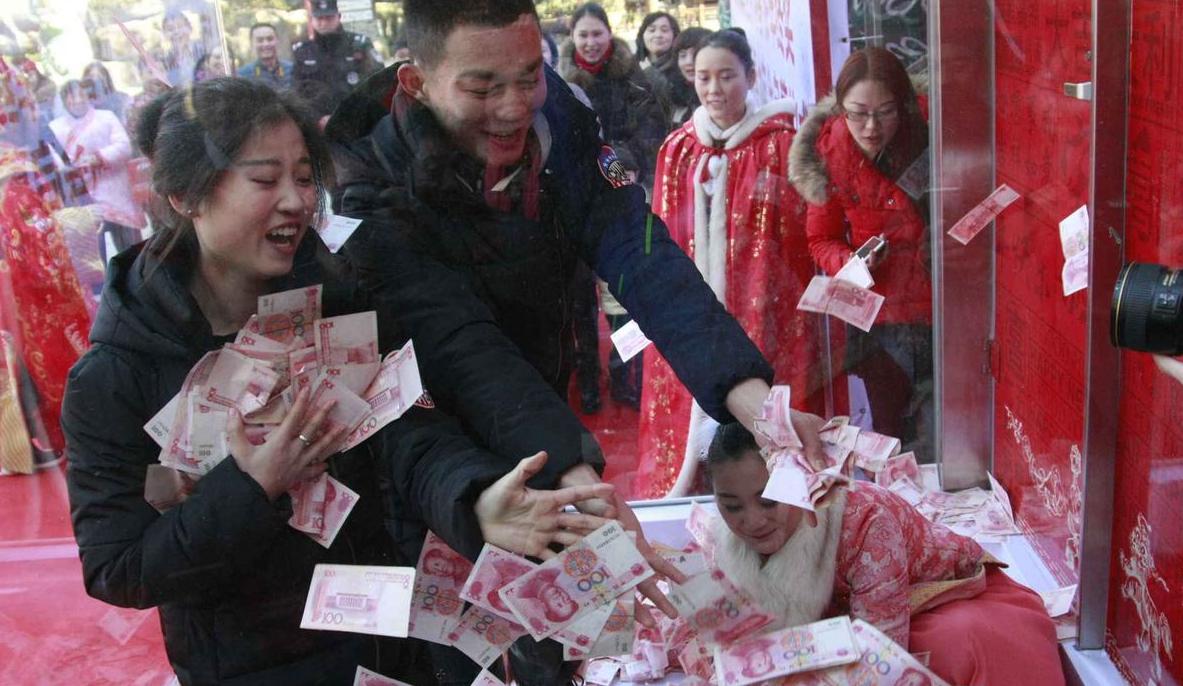  景区给游客发年终 奖(组图):一沓沓百元大钞任你