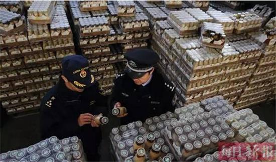 天津海关拍卖4万多瓶走私咖啡(图) 某女出价19