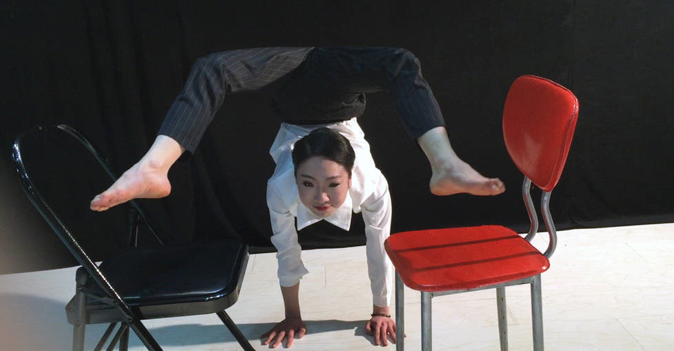 中国柔术美女秀人体极限 成宅男女神