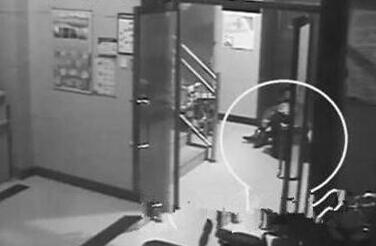  少女与匪互跪哭诉 (组图)持刀抢劫竟可以讨价还