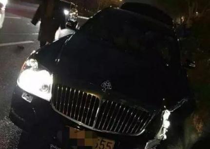迈巴赫与的士相撞现场状况惨烈 出租车右后侧被撞凹太恐怖