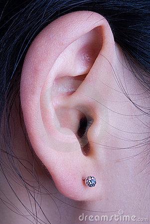  女孩耳钉掉进耳朵  咋办?有人耳朵长出蒲公英▏