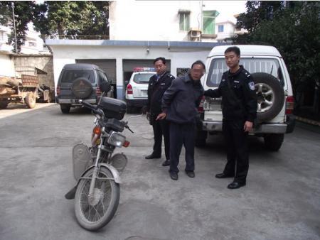  四川最奇葩号牌 (组图)纸质车牌横行霸道一个