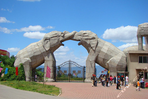  动物园经理被踩死 (组图)疑因大象处于发情期攻