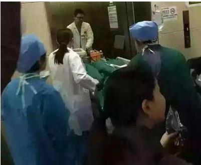  民警执法被扎四刀 (组图)摊主因对扣押火车不满