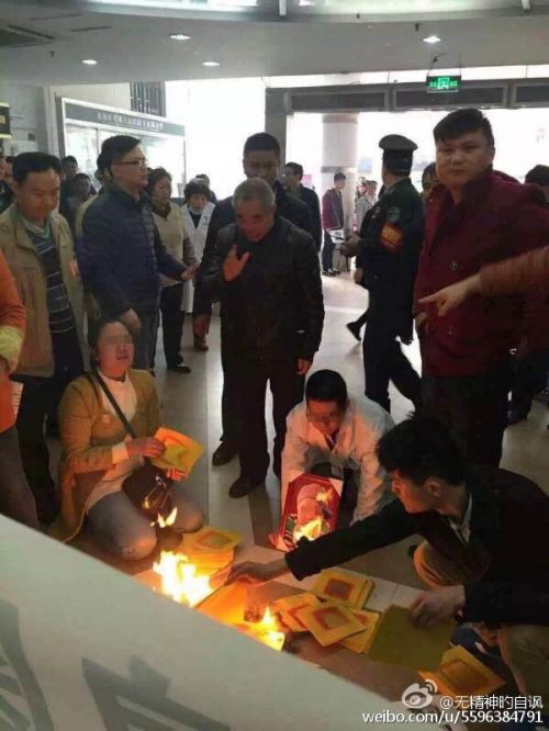  急诊患者倒地身亡 (组图)等18分钟医生赶到时已