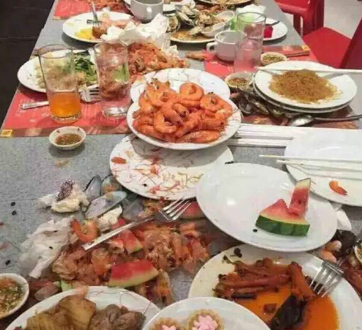  吃自助餐疯狂铲虾 (组图):现场图曝光!你争我抢