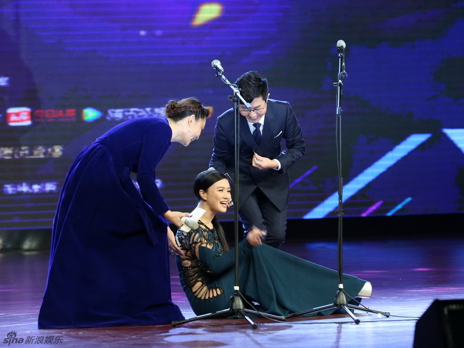  金扫帚奖杨幂封后  网友:看来杨幂美女不止脚臭