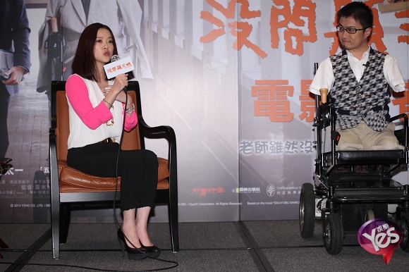  无四肢作家曝出轨  亲密照:无手无腿与50女子有