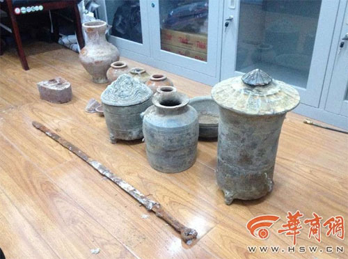  自家后院挖出古墓  欲出售陶器、古剑被警方刑