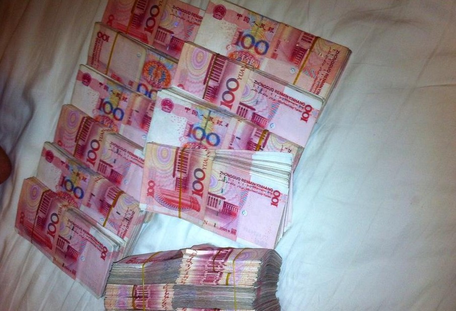  酒店枕头惊现万元  房客:怕麻烦把钱交给了警察