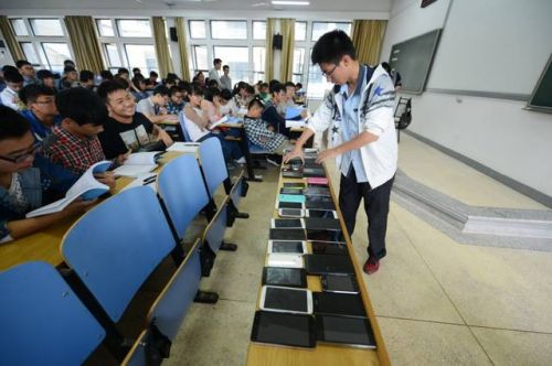 学生 带手机被劝退  可笑的奇葩校规其实很可怕