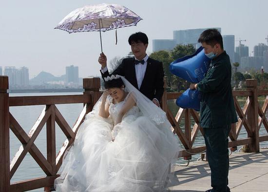 绝症女孩在 男友 怀里 去世 (图):下辈子做你女儿!