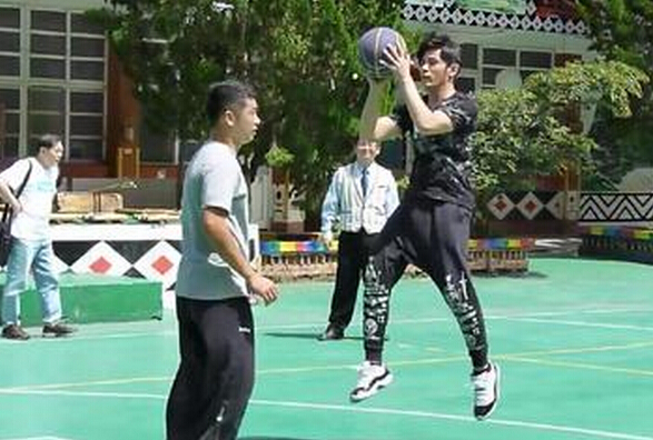 小公举委屈! 周杰伦打球遭 包场者 驱赶 ▏打球 周