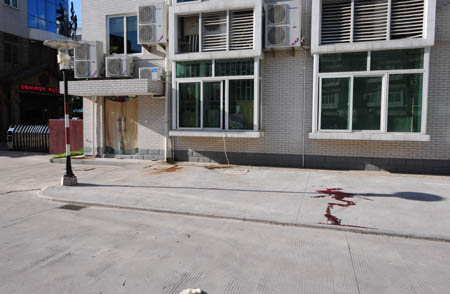  妙龄女子痛哭坠亡  抓住外沿惊呼救命_武进新闻