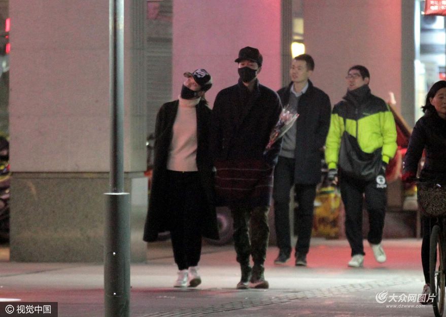  刘翔吴莎挽手逛街 (组图)曝刘翔女友吴莎曾有7