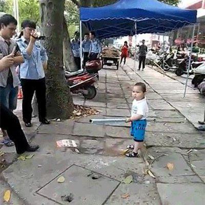  男孩钢管对抗城管 (组图) 网友:这么小就心有恶