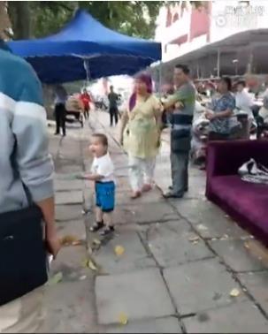  男孩钢管对抗城管 引争议 追打城管,不准动我奶