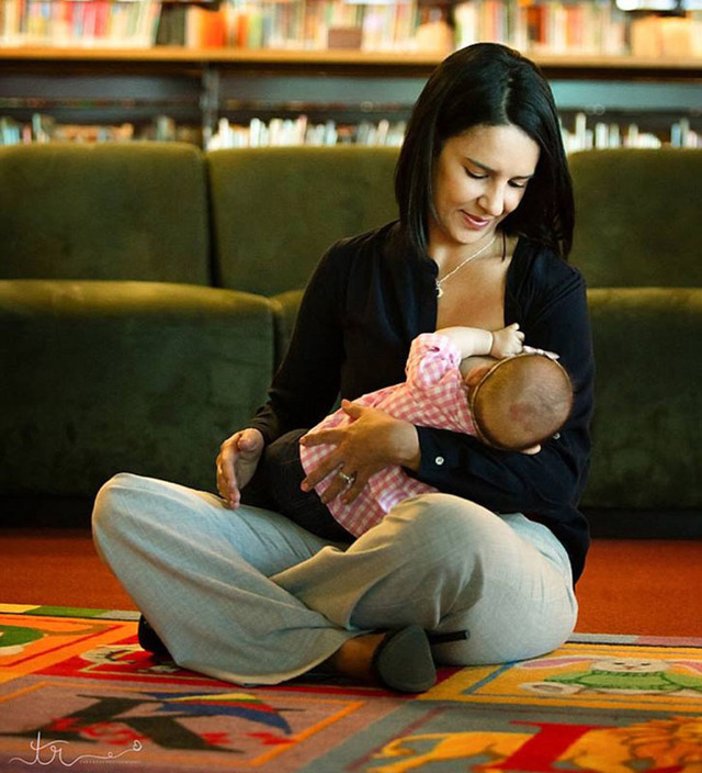 妈妈们集体穿制服哺乳(组图):大秀傲人身材 上