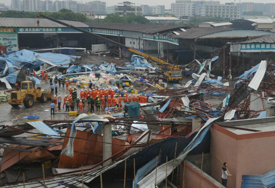  佛山遭遇10级风 (组图):事发现场图曝光 水果市