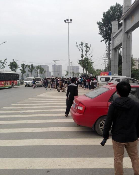 保安撞狗护学生 遭爱狗人士围堵声讨▏保安撞