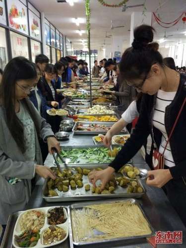 吃貨莫入！高校10元自助餐 同學擔憂食堂能否持續經營(組圖)