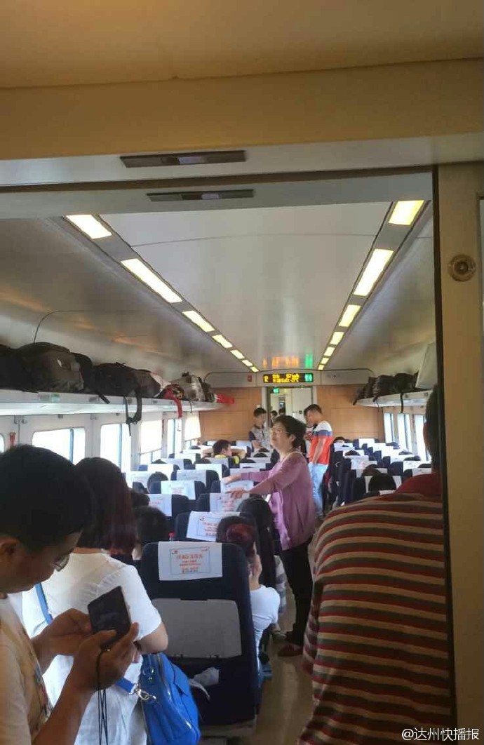  女子动车拒让座  争议:坐自己位置错了吗?▏老