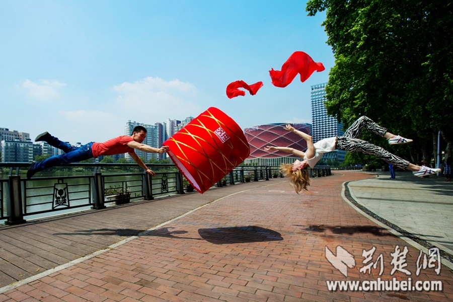 网红情侣拍高难度悬浮照(组图): 跨越 长江大桥