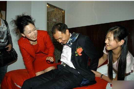 陕西 新郎被扒光泼狗血 拿灭火器喷 盘点各地婚