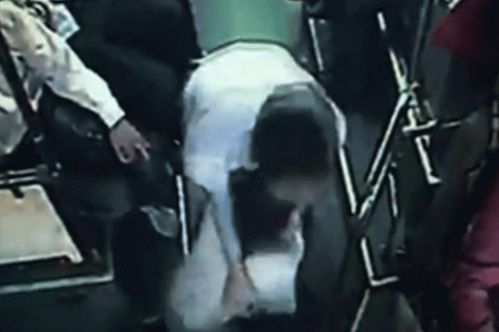 高校出现龌龊男(图) 钻女厕摸下体吓坏女生!