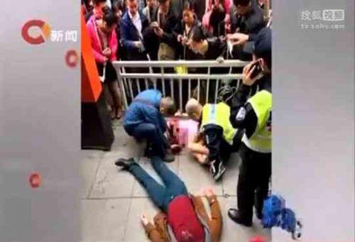  17岁男孩捅女友 (组图):直接刺穿胸部,血腥又恐