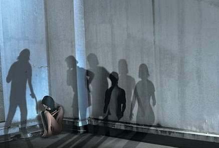 助闺蜜私奔遭处决 荣誉处决:女子被勒死焚尸