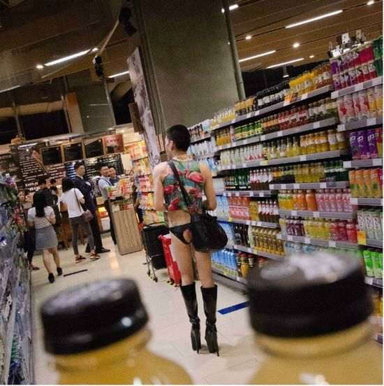 深圳超市惊现异装男（图） 高跟露点内裤惊呆路人！