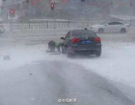  百辆摩托强闯高速 (图) 上演惊心动魄的生死时速