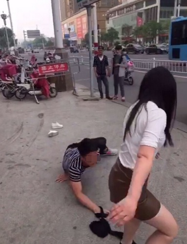  男子扯丝袜求复合 (组图) 网友:爱我别走,再给我