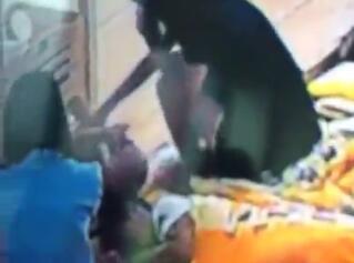  幼儿园教师割孩子 (组图):监控还原全过程,看得