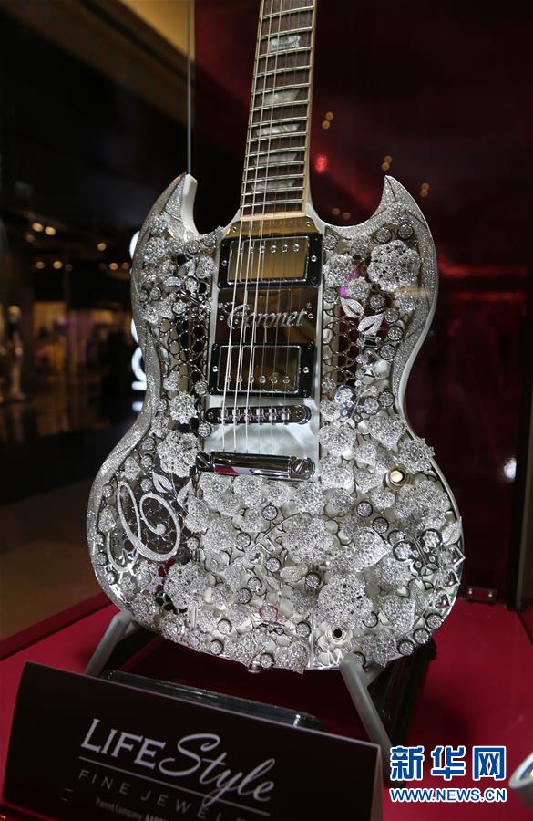 史上最昂贵吉他(组图):镶了400克拉钻石、1.6公斤黄金!