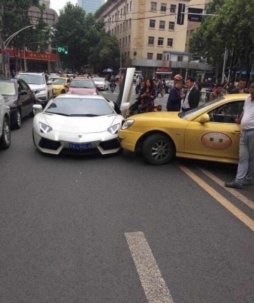 南京一出租车双黄线掉头 撞上百万兰博基尼