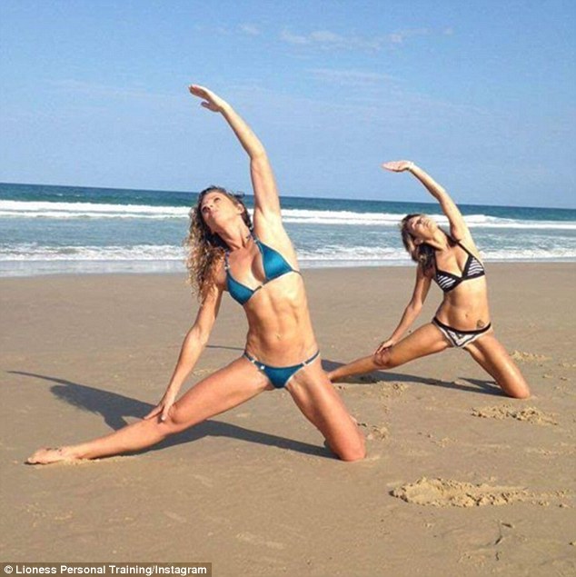 澳两女子海滩秀高难度双人瑜伽：动作如同杂技（组图）