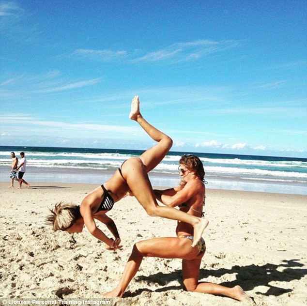 澳两女子海滩秀高难度双人瑜伽：动作如同杂技（组图）