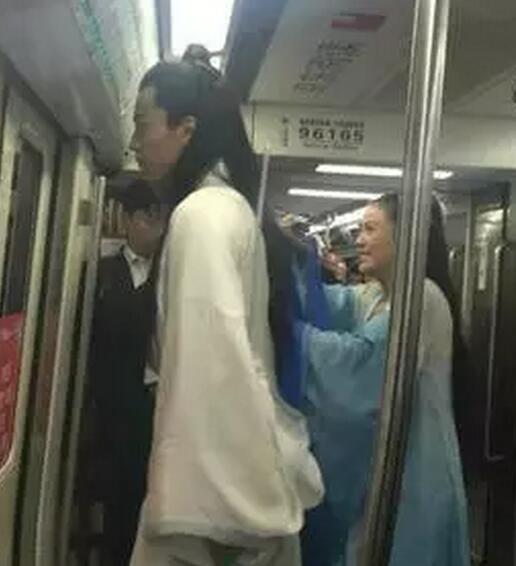 外国女孩地铁上跳钢管舞连跳8站(图) 盘点地铁上遇到的奇葩事