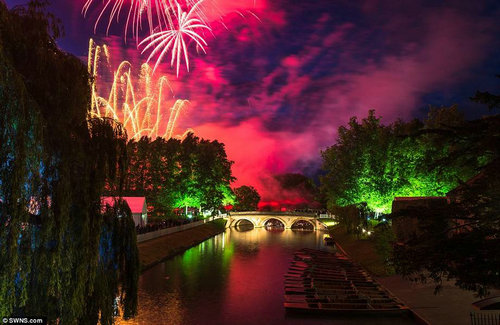 剑桥学生通宵狂欢(图) 穿华服喝酒跳舞戏水hig